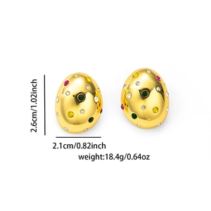 Détail de boucles d'oreilles vintage avec cristaux colorés, taille 2,6cm x 2,1cm
