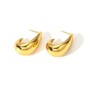 Vue détaillée de boucles d'oreilles goutte dorées 18K avec finition miroir polie