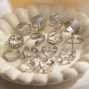 Collezione di anelli in acciaio inossidabile argento con cuore e motivi geometrici