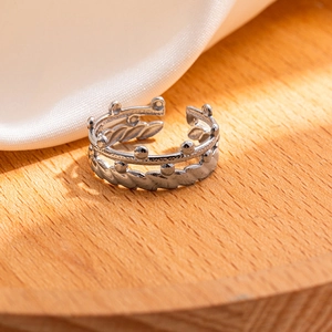 Dettaglio dell'anello corona d'argento regolabile su vassoio di legno e raso