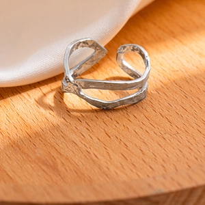 Dettaglio della trama lavica e finitura argento su anello in acciaio regolabile