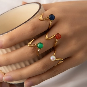 Set di quattro anelli in acciaio dorato 18K con pietre tonde colorate in stile vintage francese