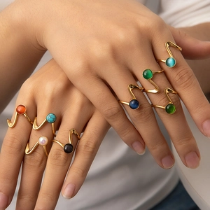 Anello Francese Creativo in Acciaio al Titanio con Linee a Onda per Donna Placcato Oro 18K con Pietra Naturale Regolabile Minimalista