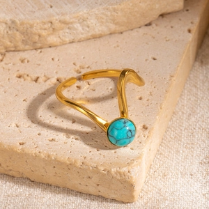 Dettaglio anello a onde placcato oro 18K con turchese naturale su base in pietra