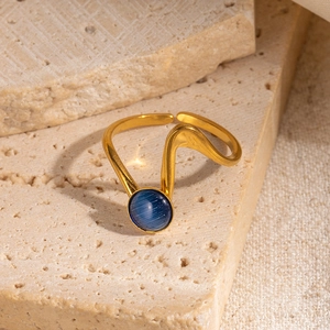 Dettaglio macro dell'anello a onde placcato oro 18K con inserto in pietra naturale blu