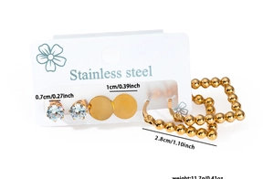 Détail du lot de boucles d'oreilles en acier inoxydable sur support de présentation