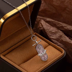 Collar con colgante de abeja y rosa en plata y púrpura, presentado en caja de regalo