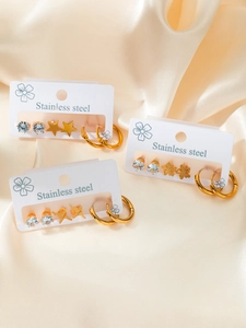 Détails du lot de boucles d'oreilles en acier doré avec motifs étoile et fleur sur satin