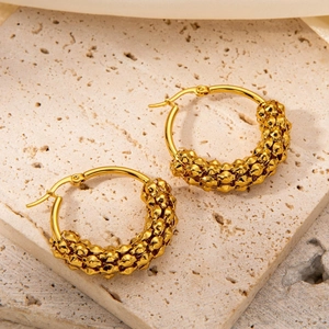 Dettaglio di orecchini placcati oro 18k con trama a perline su base in pietra naturale