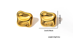 Vista dettagliata degli orecchini quadrati irregolari placcati in oro 18k da 2cm