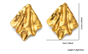 Dettaglio degli orecchini irregolari in oro con dimensioni e peso in evidenza