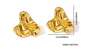 Dettaglio di orecchini a onde irregolari placcati in oro 18k con dimensioni e peso