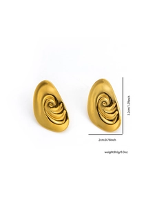 Dettaglio degli orecchini irregolari placcati oro 18k con texture a spirale e misure