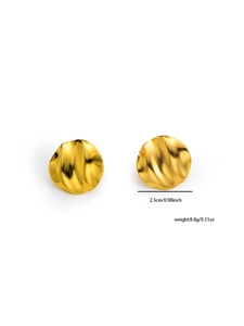 Orecchini a perno irregolari in acciaio al titanio 18k con diametro di 2,5 cm e texture