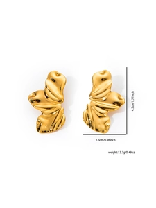 Dettaglio di grandi orecchini a onde irregolari in oro 18k con segni di misurazione