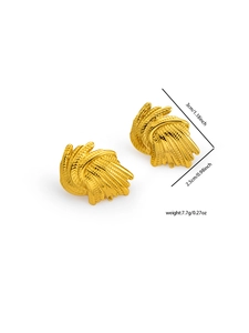Dettaglio di orecchini irregolari in titanio placcati oro 18k con misure e specifiche peso