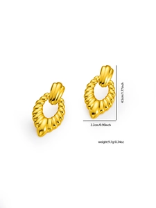 Vista dettagliata degli orecchini a coste placcati in oro 18k con dimensioni e peso