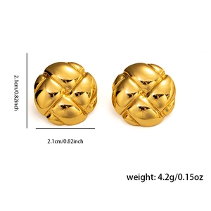 Dettaglio di orecchini in acciaio al titanio placcati oro 18k con motivo trapuntato da 2,1cm
