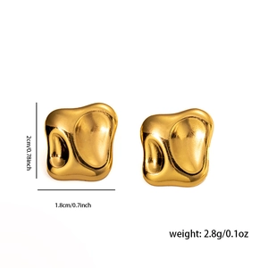 Orecchini a perno dorati irregolari con misure dettagliate di 2 cm di altezza e 1,8 cm