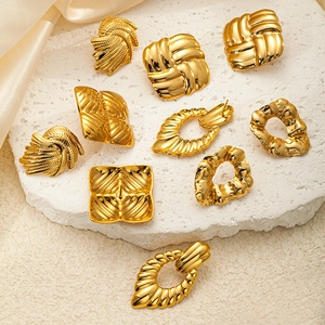 Orecchini vintage irregolari in acciaio al titanio placcato oro 18k su pietra