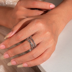 Dettaglio dell'anello a più strati con maglia cubana argento dallo stile punk industriale