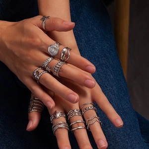 Dettaglio di un set di anelli bohémien argento con motivi a stella, foglia e geometrici
