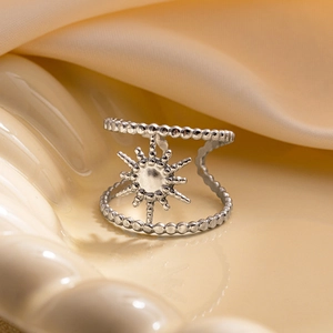 Détail macro d'une bague en acier titane avec motif étoile et double anneau perlé