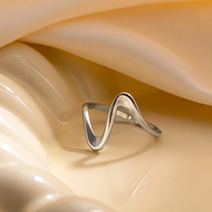 Vue détaillée de la bague vagues en argent sur plateau céramique au fini élégant