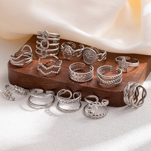 Set di 12 anelli vintage in acciaio al titanio color argento con stella e design a strati