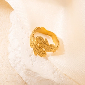 Dettaglio anello foglia di quercia oro 18k con trama a grana fine su base in pietra