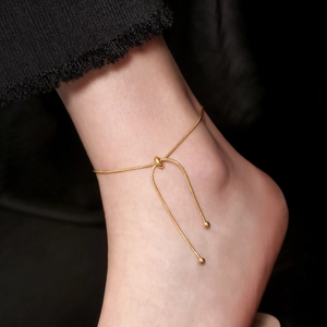 Cavigliera minimalista in oro 18 carati con catena a serpente e cursore regolabile