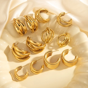 Vue détaillée de diverses boucles d'oreilles créoles dorées au design vintage torsadé