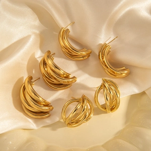Détails de boucles d'oreilles créoles dorées vintage aux designs géométriques multicouches
