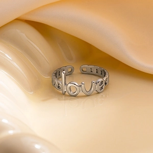 Bague ajustable 'love' en acier inoxydable argenté avec design ajouré élégant et moderne