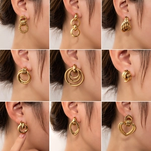 Neun-Gitter-Kollektion von Vintage Gold Geometrischen Creolen und Herz-Ohrringen für Damen