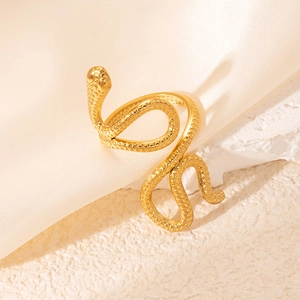 Vue macro d'une bague serpent dorée avec gaufrage en pointillés et finition métal poli