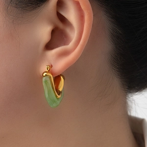 Pendientes de titanio dorado en forma de U con colgantes de resina verde en modelo