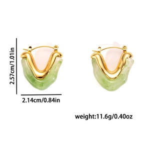 Pendientes geométricos de titanio dorado con resina jaspeada verde y dimensiones