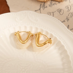 Elegantes pendientes dorados en forma de V con resina de mármol blanco en plato cerámico