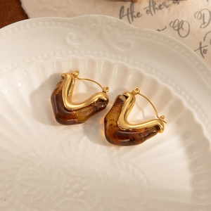 Pendientes geométricos de titanio dorado con acrílico ámbar en forma de V para mujer