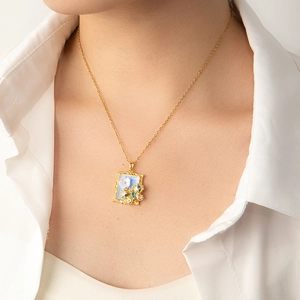 Collier rétro français doré avec cadre floral et pendentif papillon en cristal
