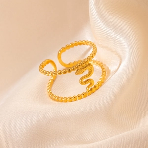 Dettaglio dell'anello a serpente placcato oro 18K in acciaio inossidabile e perline