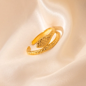 Dettaglio dell'anello a serpente placcato oro 18K con trama a squame sulla seta