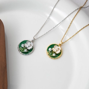 Collier avec pendentif fleur en émail de style français, fleur blanche et perle sur chaîne
