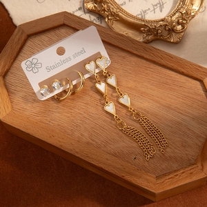 Lot de 3 boucles d'oreilles dorées en acier inoxydable avec pompons cœur