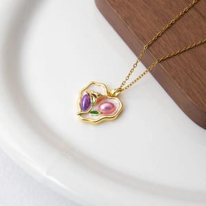 Détail du collier plaqué or 18 carats avec pendentif cœur en émail et pierre rose