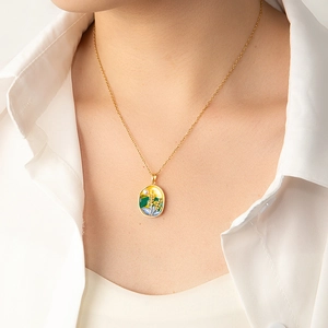 Détail du collier ovale avec peinture à l'huile émaillée et petites perles dorées