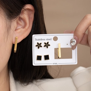 Lot de trois paires de boucles d'oreilles en acier inoxydable avec fleurs et carrés