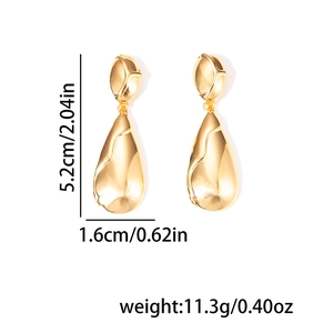 Detalle de pendientes de gota de metal líquido dorado con medidas 5,2 cm x 1,6 cm