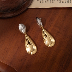 Pendientes de gota bicolor minimalistas en acero inoxidable con acabado de metal líquido